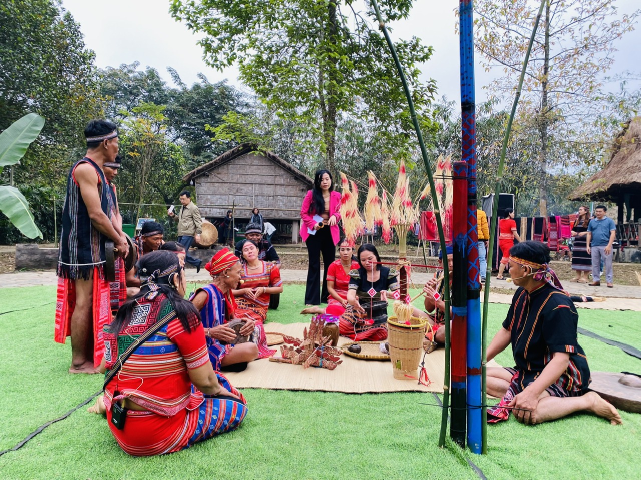  Tái hiện Lễ hội trỉa lúa của dân tộc Bru Vân Kiều.